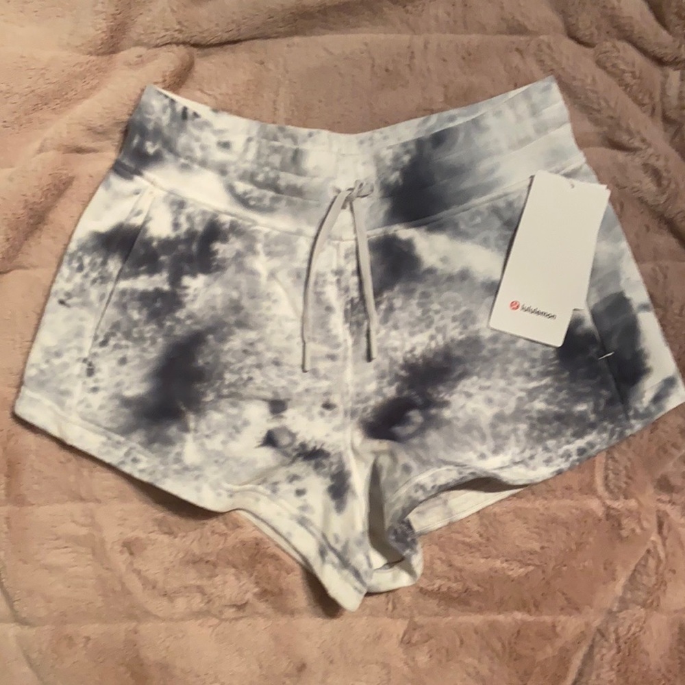 SOLD Lululemon inner glow short marble dye